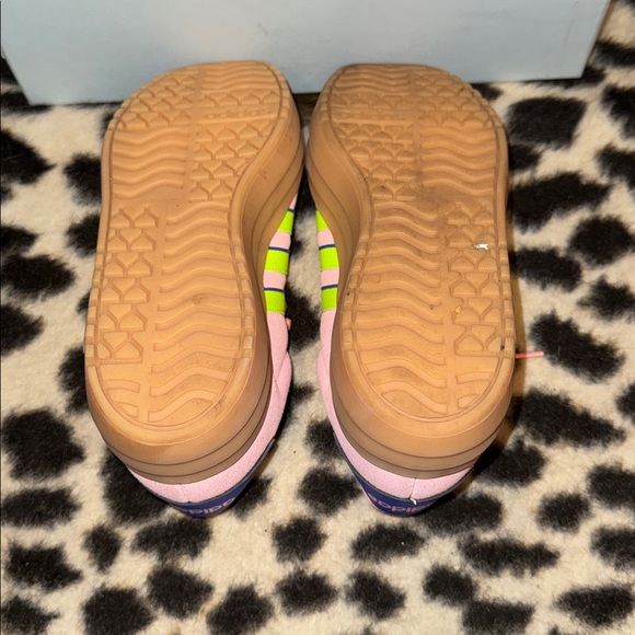 Adidas Pink Sneakers with Vibrant Stripes - Picture 7 of 7